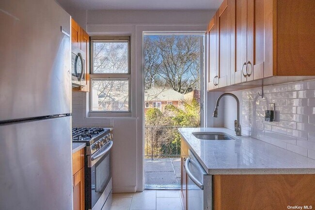 Photo - 39-40-40 46th St