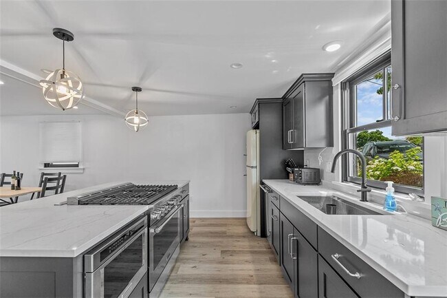 Photo - 319 Riverside St