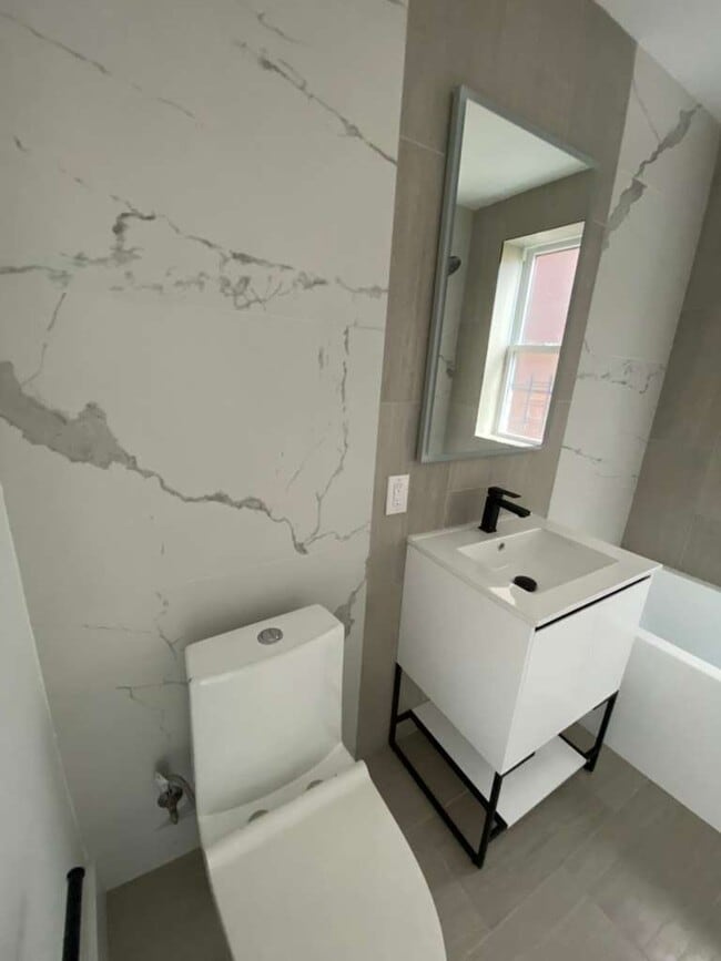 Photo - 286 Hawthorne Ave Unit APT 2