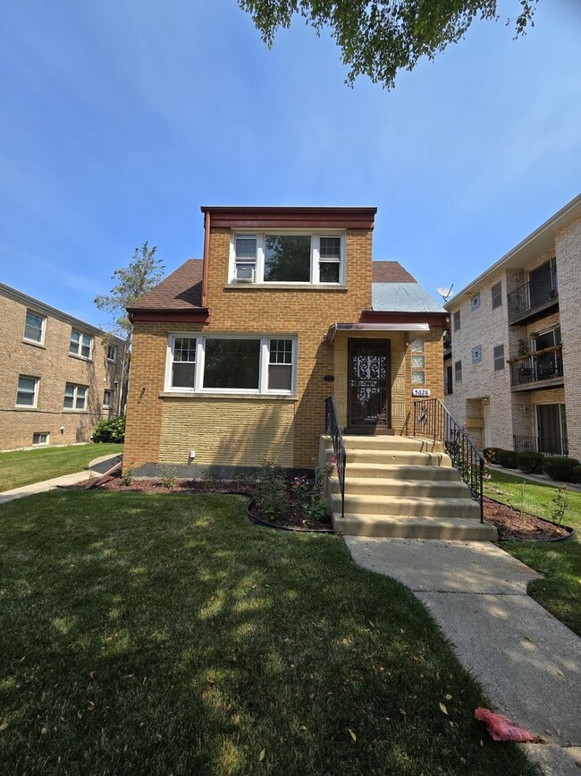 Building Photo - 5628 W Higgins Ave Rental
