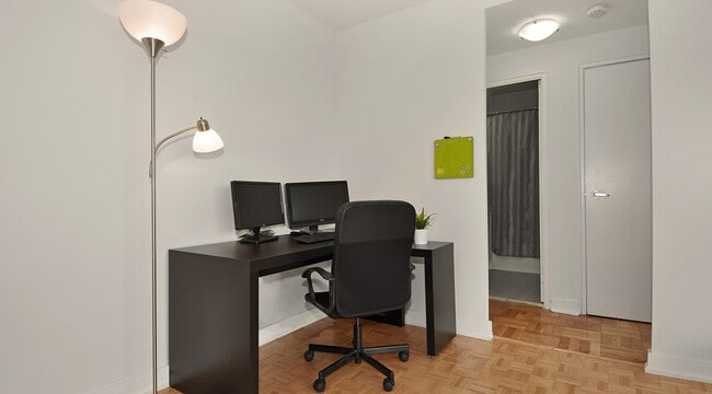 Building Photo - 214 St George St Unit 00301