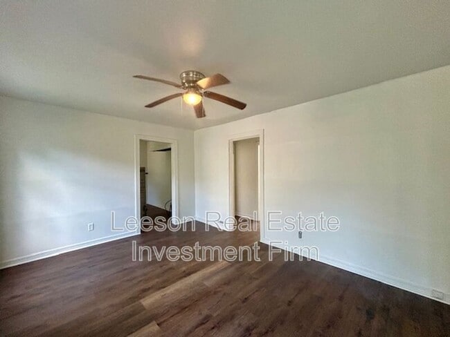 Photo - 318 W 68th St