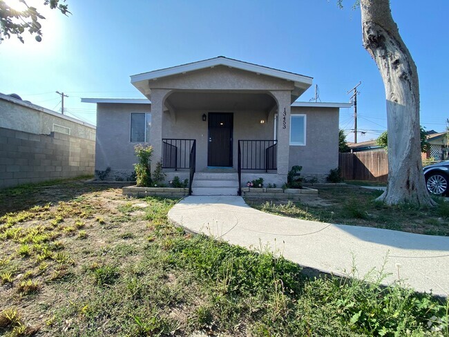 Building Photo - Charming 3-Bedroom Home in Paramount – Ful...