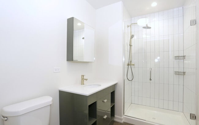 Photo - 810 N Clark St