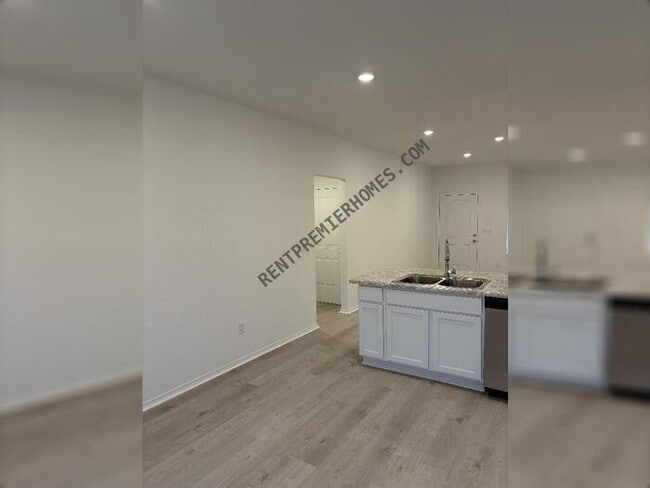 Photo - 43 Remington Ln