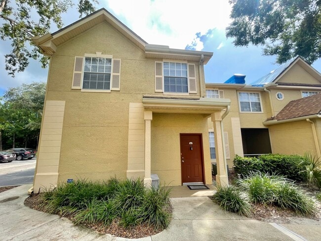 Building Photo - 1 Bedroom / 1 Bath Condo in Gated Communit...