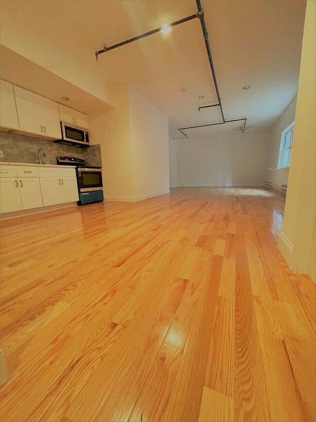 Building Photo - 250 3rd Ave Unit 2