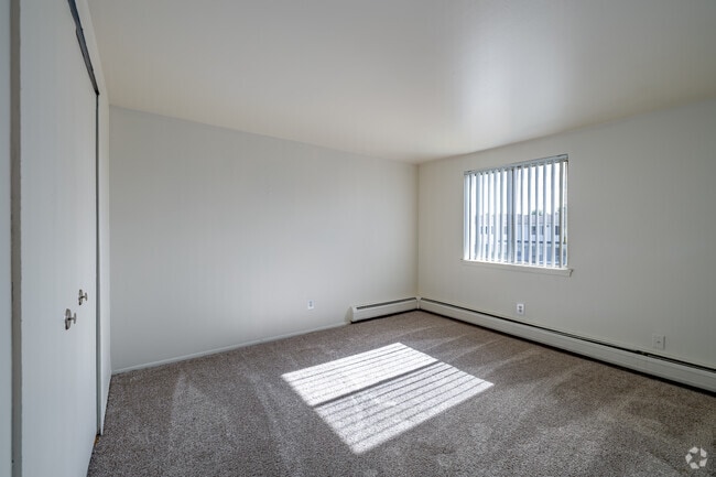2BR, 1BA - 830SF - Primary Bedroom