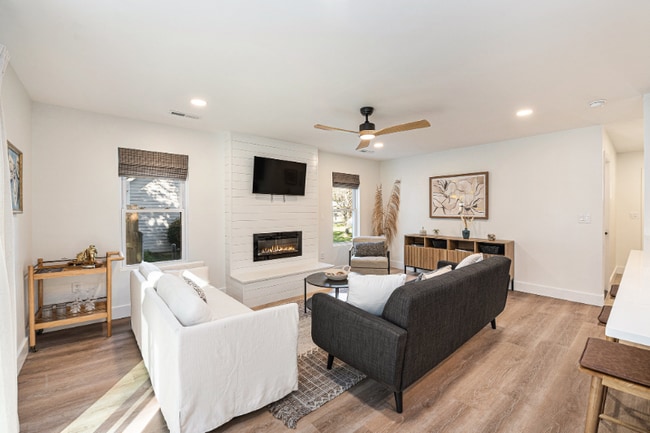 Photo - 625 Semaht St