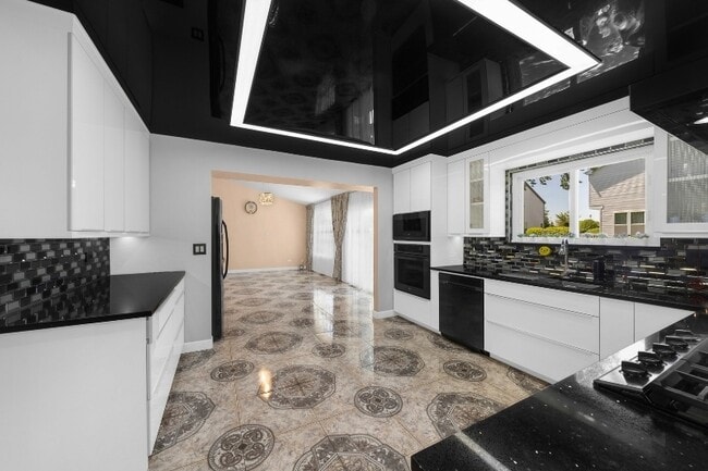 Photo - 264 N Southport Rd