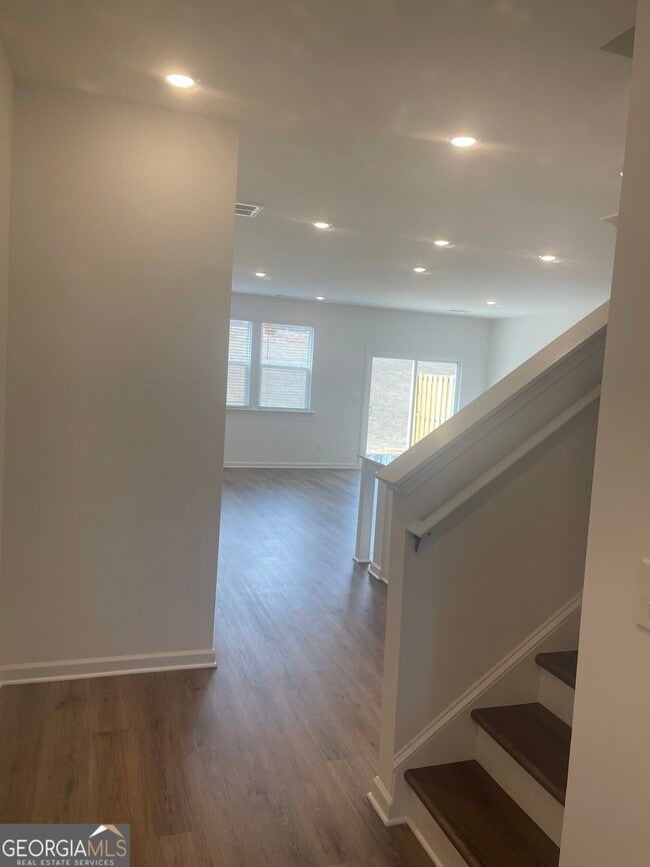 Photo - 109 Milledge Cmns Dr NE