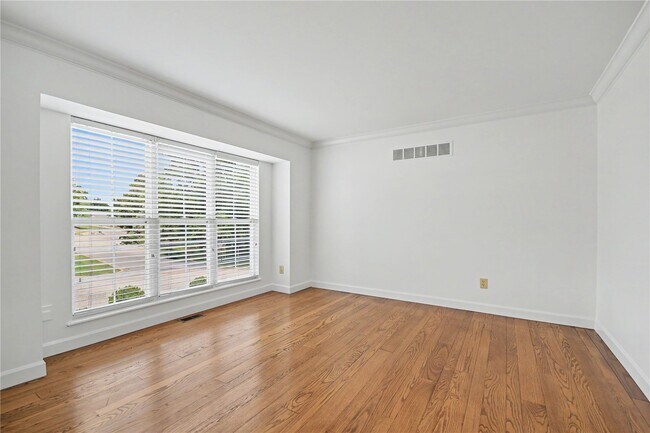 102 Lexington Ln