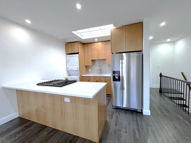 Photo - 101-13 Ascan Ave