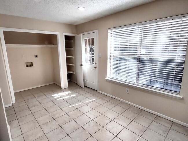 Photo - 2 Bedroom 2.5 bath apartment in residential south Denton area. Ecellent location.