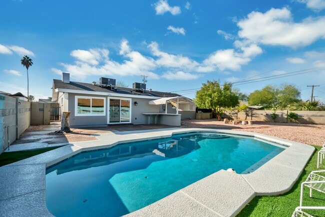 Building Photo - Spacious 6-Bedroom, 3-Bath Pool Home Near ASU Campus