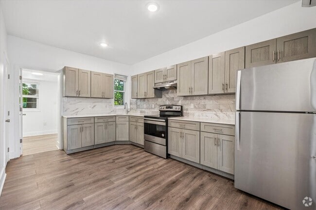 Building Photo - Newly Renovated 2 Bedroom Home! 3 full bat...