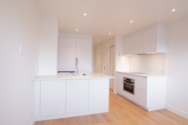 Building Photo - 3460 Rue Durocher Unit 1102