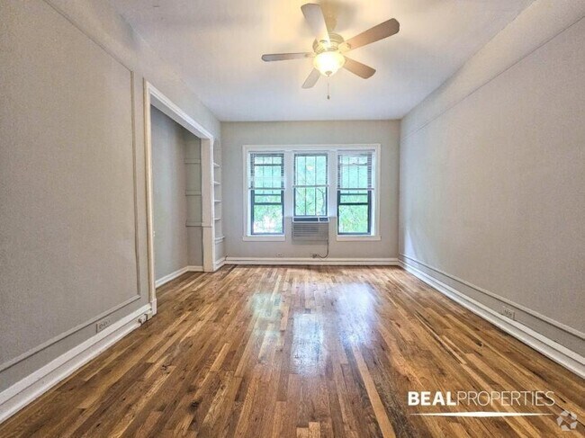 Building Photo - 1 bedroom in CHICAGO IL 60657 Unit 302 Rental