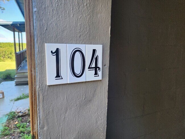 Building Photo - Quaint 1 bed 1bath Apartment Unit 104 Charlotte