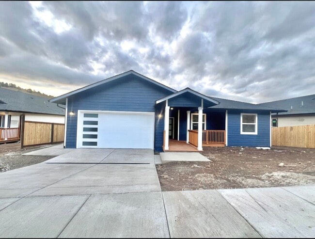Building Photo - BRAND NEW 3 Bedroom, 2 bath Home - located...
