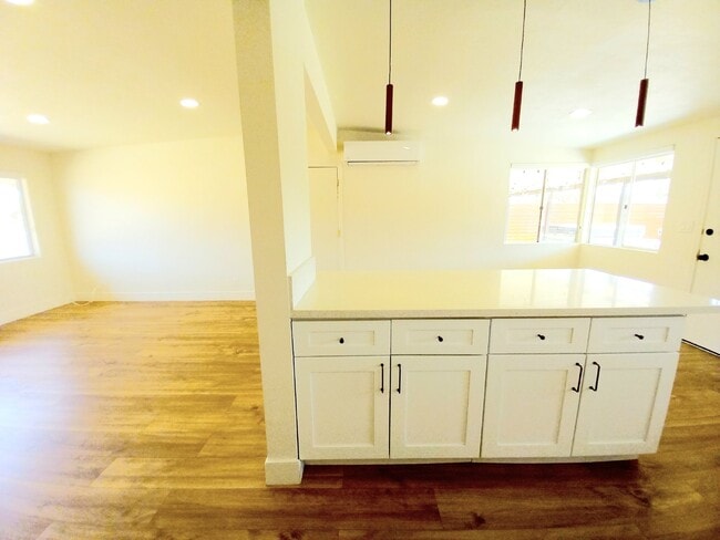 Photo - Beautifully Renovated 3 bd, 2 ba in Old To... Apartment
