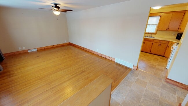 Photo - 907 E Harding Dr