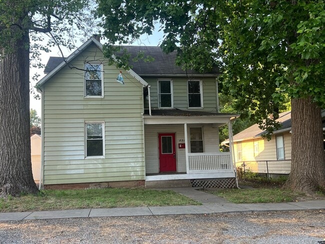 Spacious 4 Bedroom 2 Full Bath Home across... - Spacious 4 Bedroom 2 Full Bath Home across...