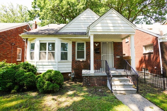 Building Photo - Renovated 3-Bedroom Home - We Welcome Sect...