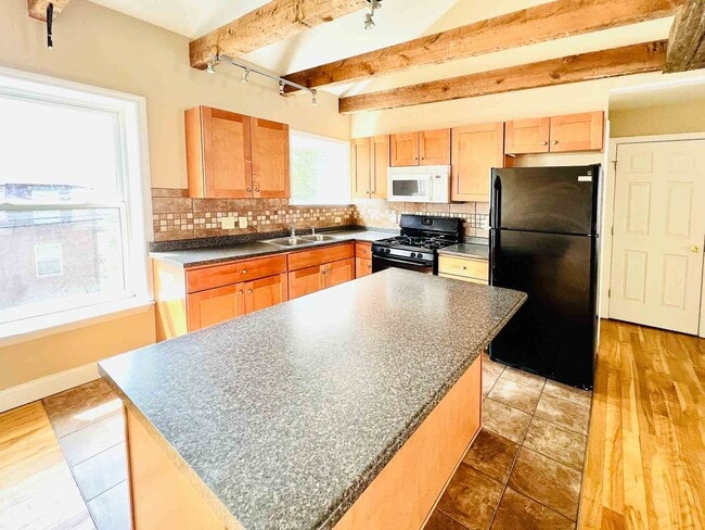Building Photo - 46 King St Unit B Rental