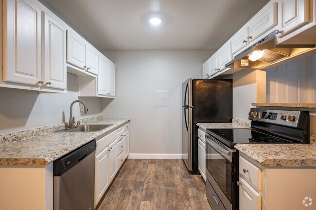 2BR, 2BA - 896SF - Kitchen - Creekside Park Apartments