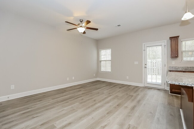 Photo - 1047 Chatsworth Dr