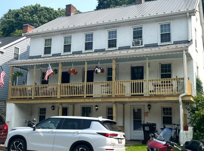 Building Photo - 16 East Main Street Unit Apt. B