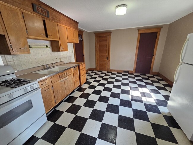 Photo - 204 W Locust St