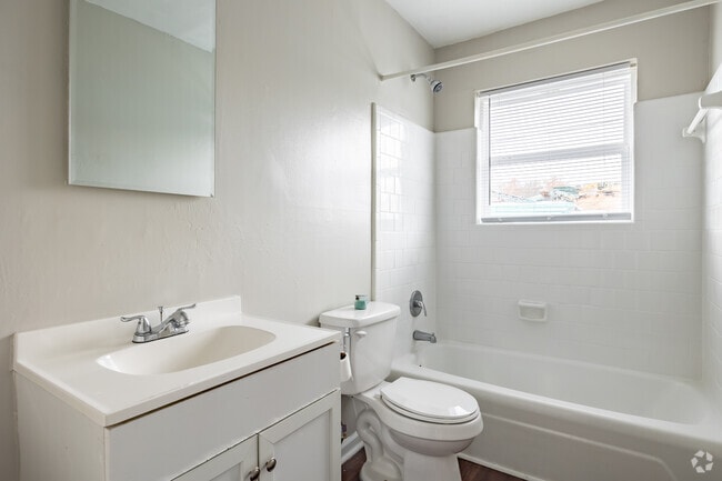 2BR, 2BA - 1000SF
