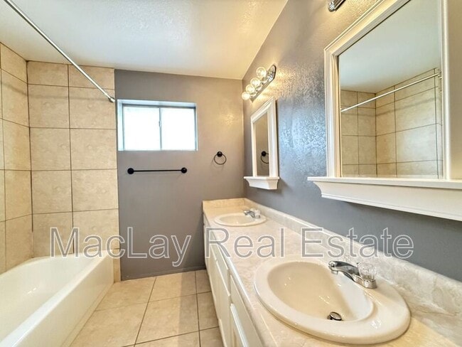 Photo - 2535 E Maryland Dr