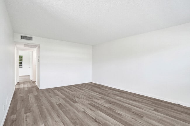Building Photo - 57 Dorset Dr Unit B