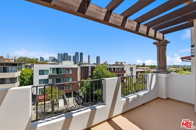 Photo - 1821 Fairburn Ave Unit 401