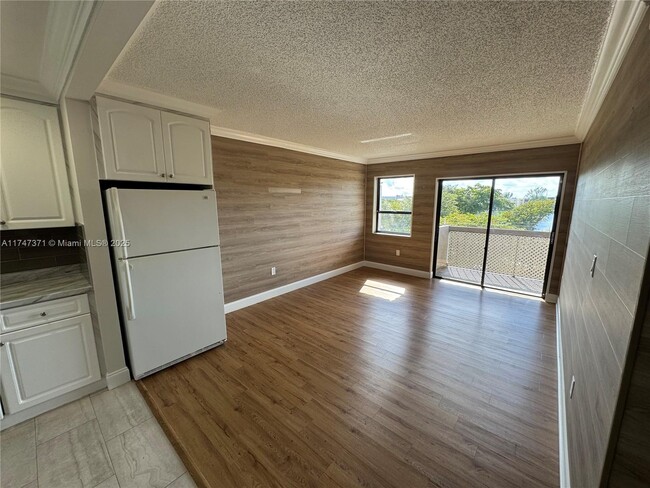 Photo - 1121 SW 122nd Ave Unidad 412-2 Rental