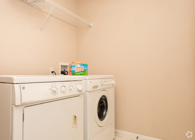 2BR, 2BA - 1,087 SF