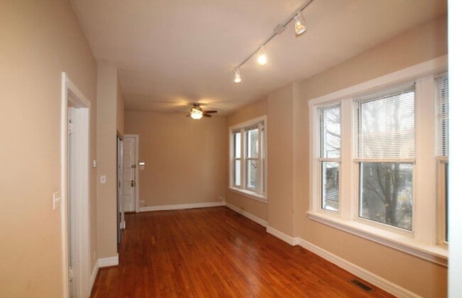 Photo - 1741 W Byron St Unit 2