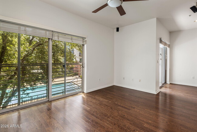 Photo - 525 W Lakeside Dr