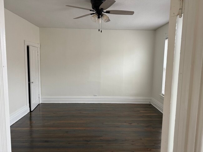 Building Photo - 1118 Kinneys Ln Unit A