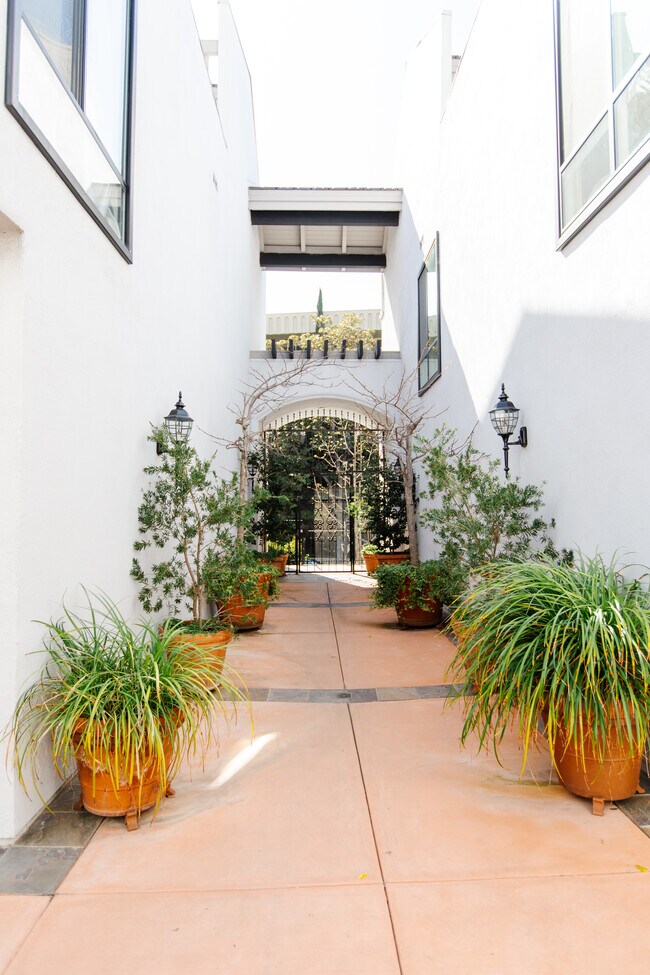 Photo - 10933 Wellworth Ave Unit 4