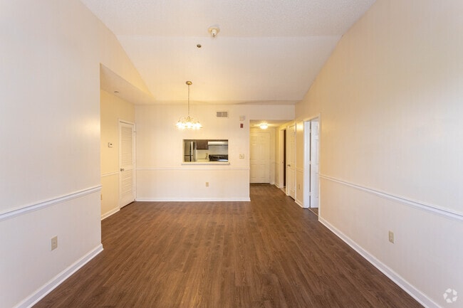2BR, 2BA - 990SF