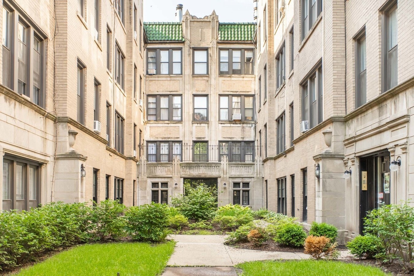 Photo - 641 W Roscoe St Condo
