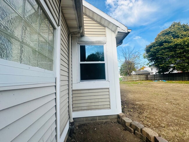 Photo - MOVE-IN READY !! BEAUTIFULLY PROPERTY WITH HUGE YARD