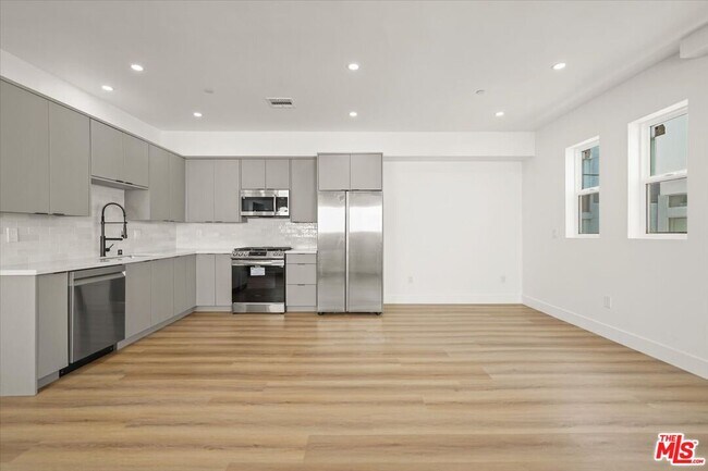 Building Photo - 910 N Hudson Ave Unit 1/2 Rental