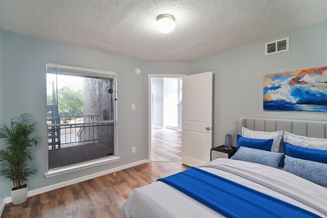 Photo - 10855 Meadowglen Ln