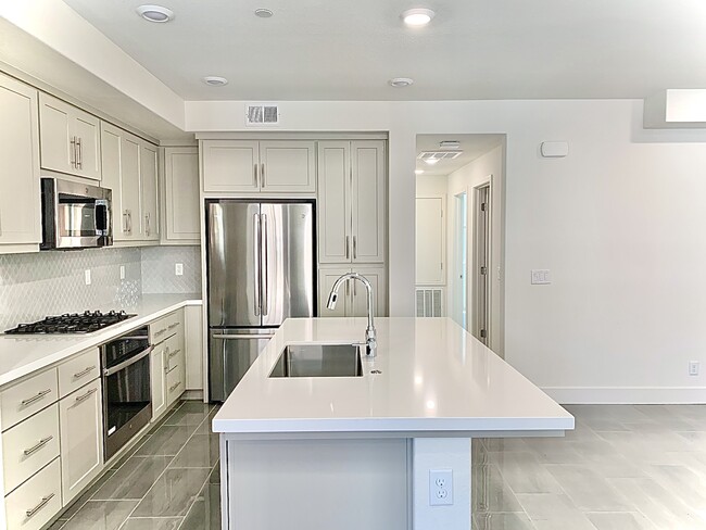 Building Photo - 5587 Barrel Ave Unit 5587