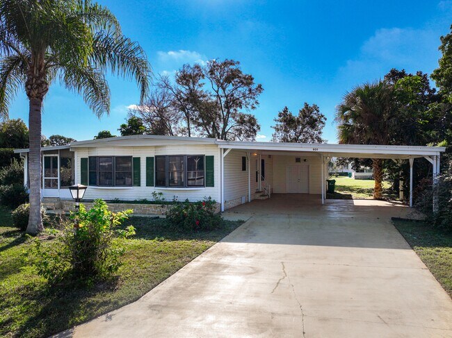 Building Photo - 909 Sequoia St